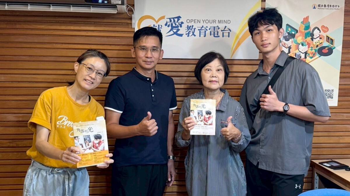 圖由右至左分別為張睿倉、陳惠玉與許智雄志工