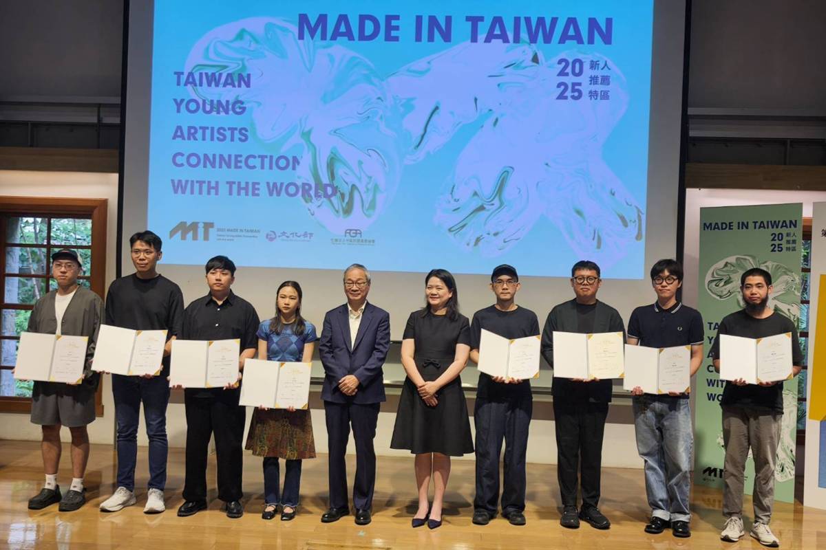 文化部「MIT新人推薦特區」獲選8位青年藝術家與文化部部長李遠(左五)及中華民國畫廊協會理事長陳菁螢(右五)合影。