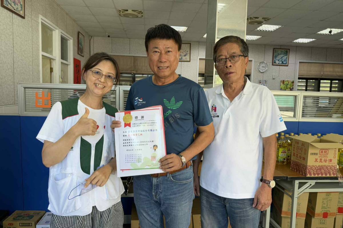 受贈單位回贈感謝狀，由陳銘風市長代表接受。