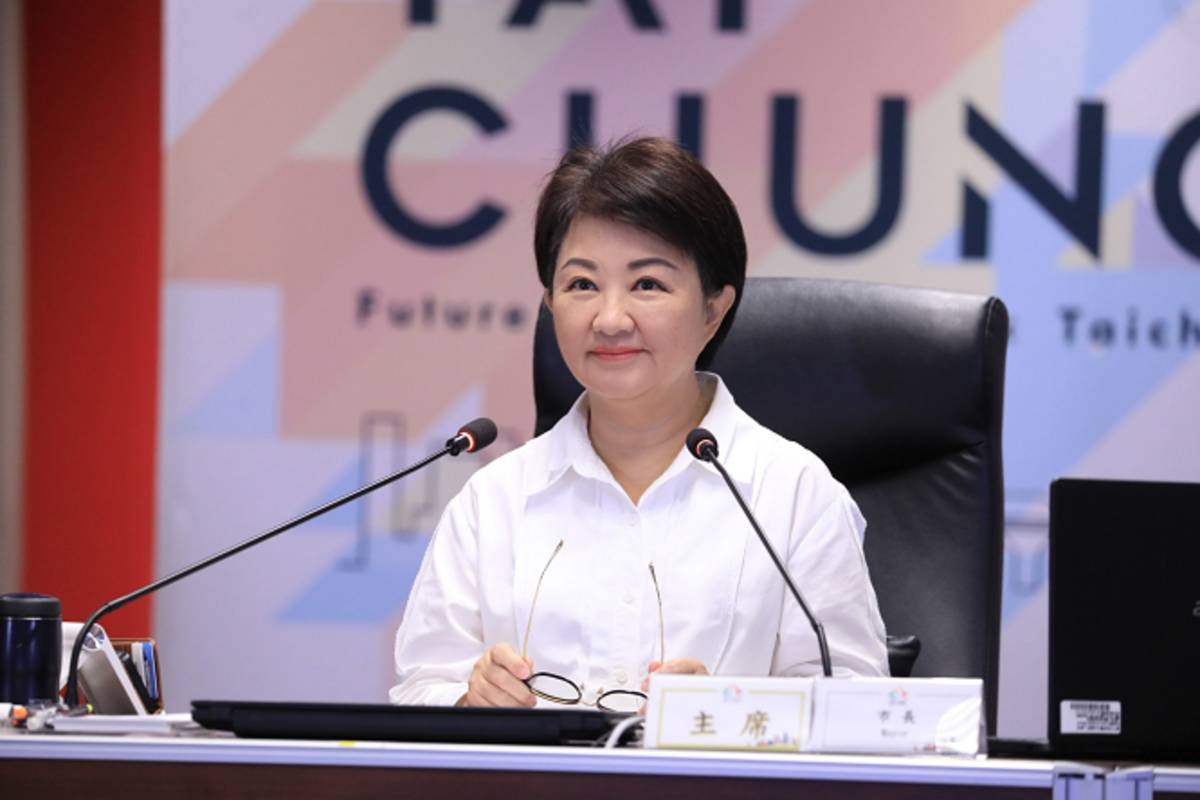 臺中市長盧秀燕宣布，今年加碼從原本600元敬師禮券提高至1千元。 