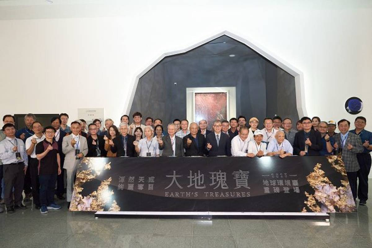 科博館《大地瑰寶》礦物常設展開幕式大合照。圖片提供／國立自然科學博物館。