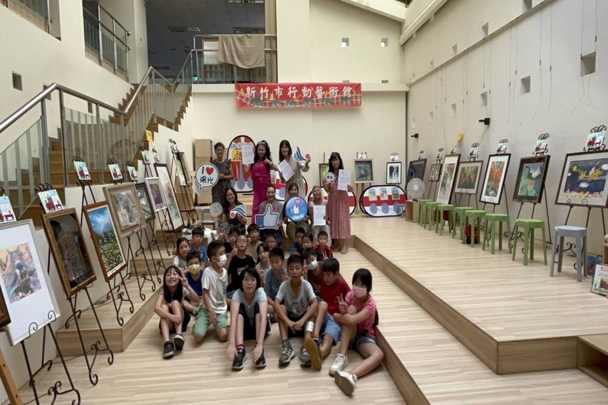 陽光國小學生與藝術家合照。（新竹市政府提供）