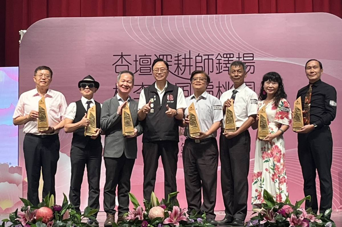 桃園市舉辦「114年度師鐸獎暨優良教育專業人員表揚大會」，共有408位教育夥伴獲獎