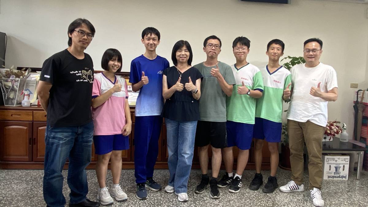 湯秀琴校長(左四)與照南國中師生合影