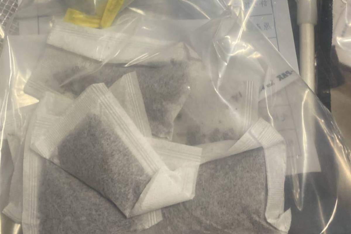 衛生局人員針對未泡及已泡的紅烏龍茶包進行採樣，農藥檢測均是「未檢出」。