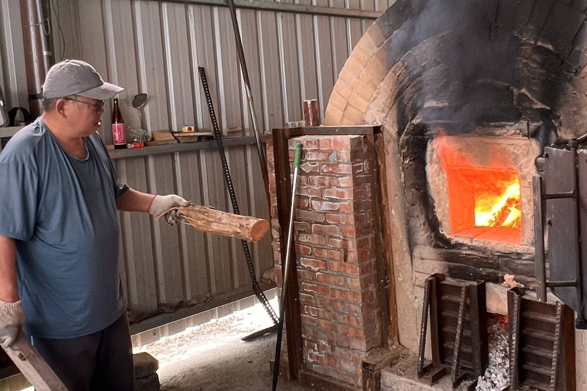 在各界的祝福聲中，臺東縣卑南鄉「九鳥陶燒工作室」舉行了一場別具文化意義的活動——新窯點火祈福儀式。