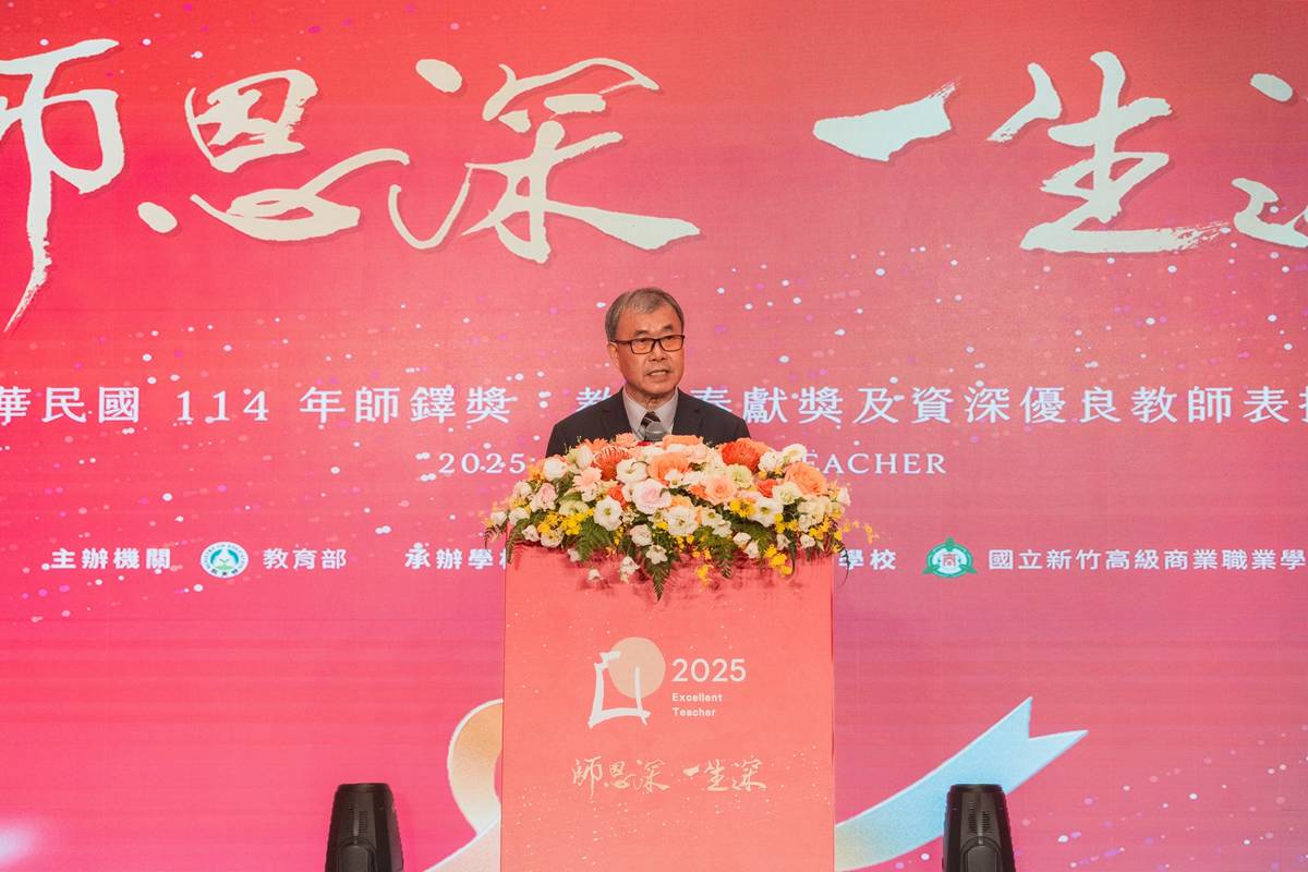 教育部部長鄭英耀感謝在座老師用青春成就臺灣人才的培育。