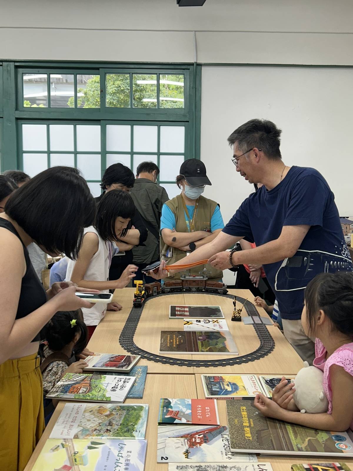 9月20日臺博館鐵道部園區舉辦「故事×鐵道人×旅行」繪本講座，由建築師方俊凱帶領觀眾認識車站建築樣貌與設計邏輯。(臺博館提供)