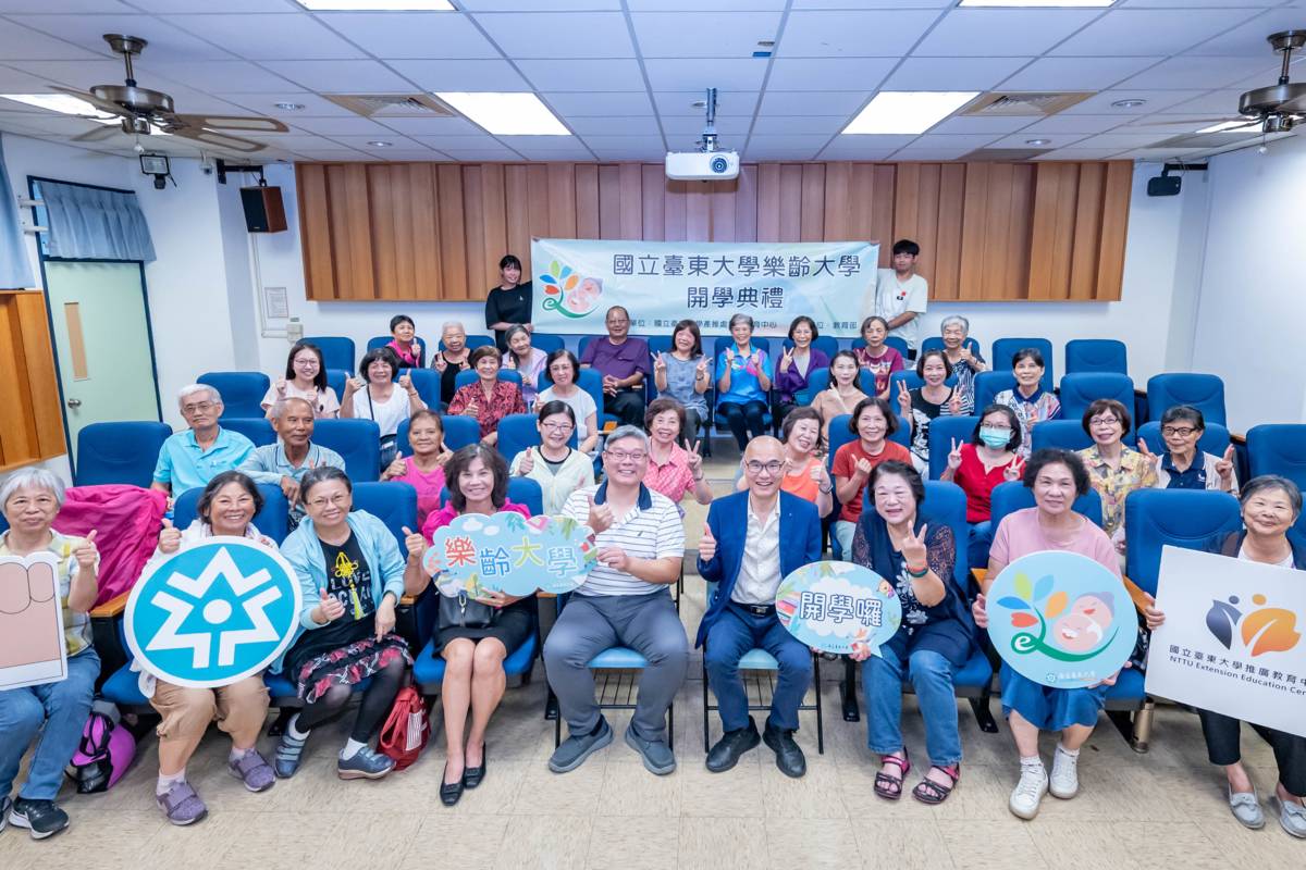 114學年度樂齡大學開學典禮，同學們相見歡。