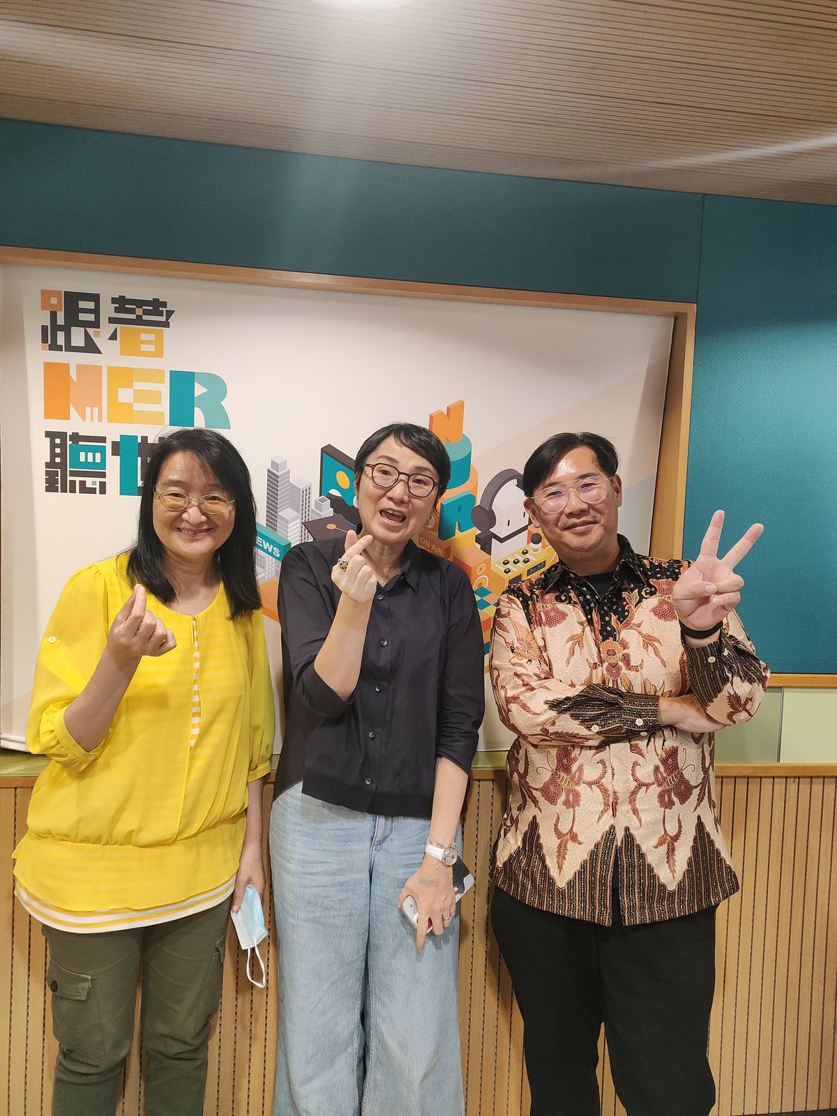來賓故宮南院教育展資科于秉儀科長(中)與主持人們