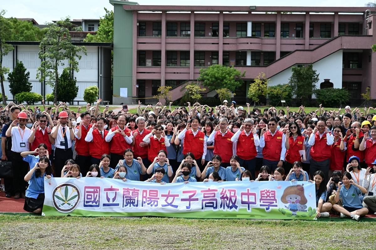 總統與師生合影。(教育部提供)