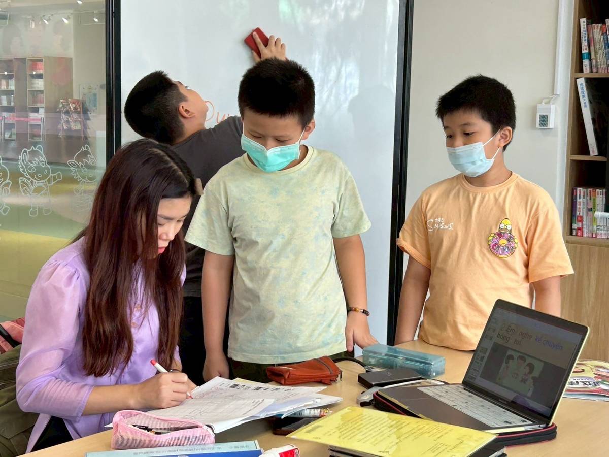 桃園市教育局長劉仲成表示，透過師資培育、課程創新與榮譽激勵，建立完整的新住民語文教育模式