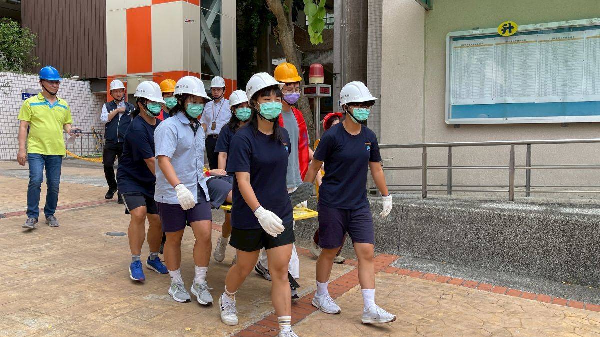 學生進行救護