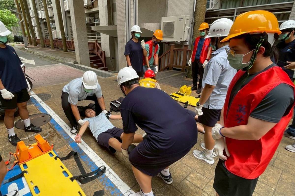 北市學校在國家防災日模擬震度5強來襲，演練大量傷患救護