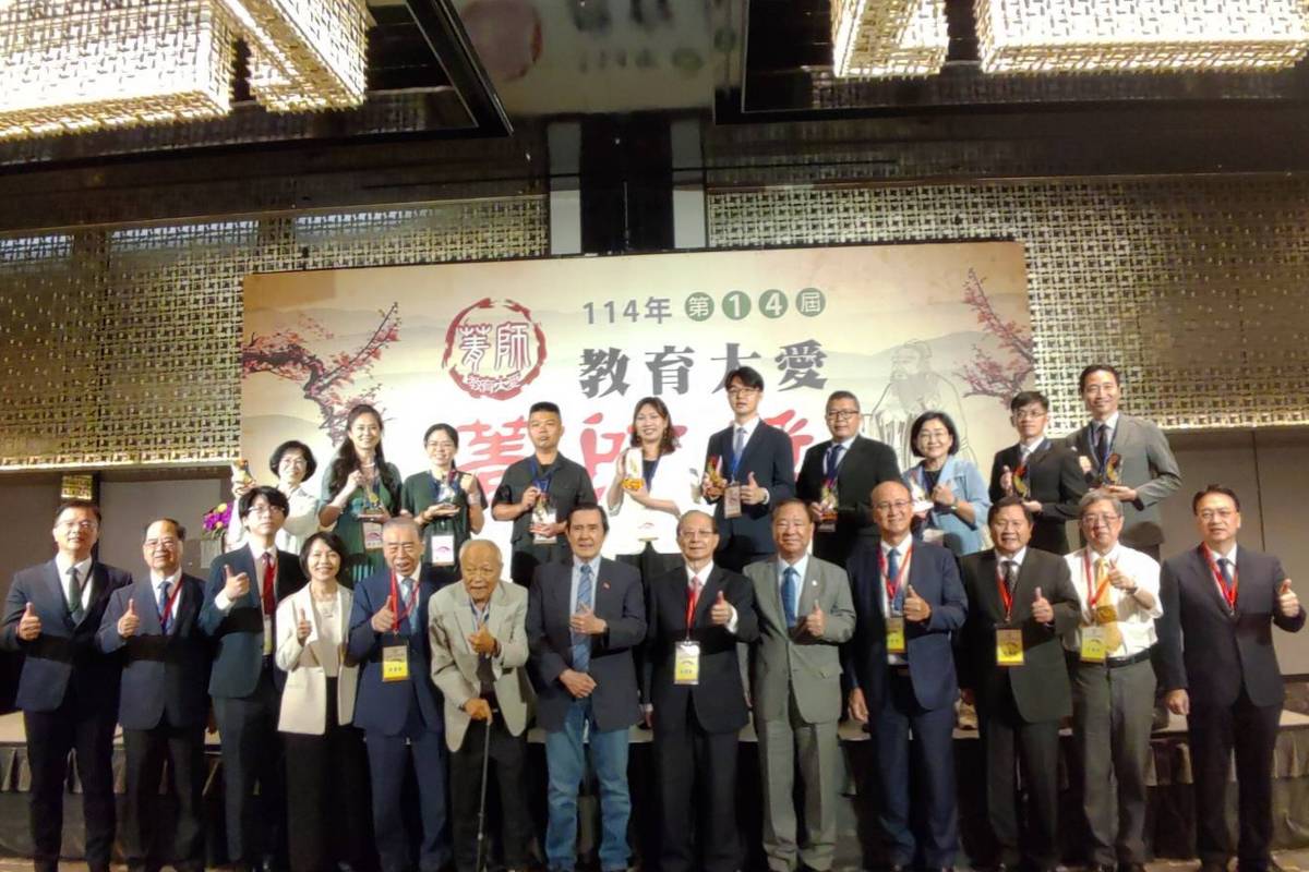 前總統馬英九, 臺灣教育大學系統總校長吳清基等貴賓與獲獎教師(第一批次)合影