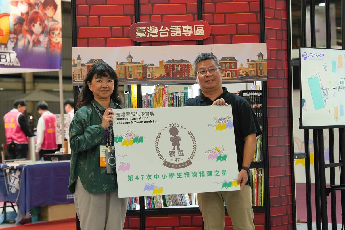 文化部政務次長李靜慧贈送南庄國中中小學生精選之星，適合國中生閱讀書籍，由南庄國中老師謝智仲代表受贈。(文化部提供)