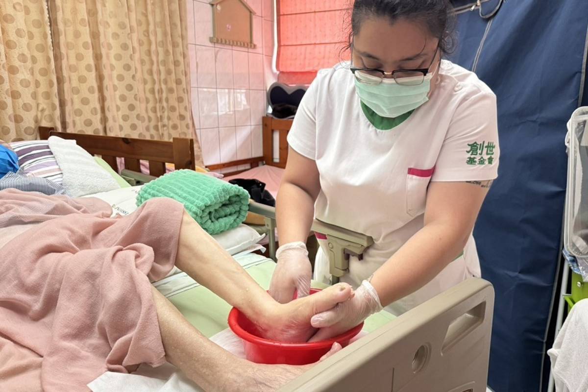 創世基金會擴大服務失智臥床者