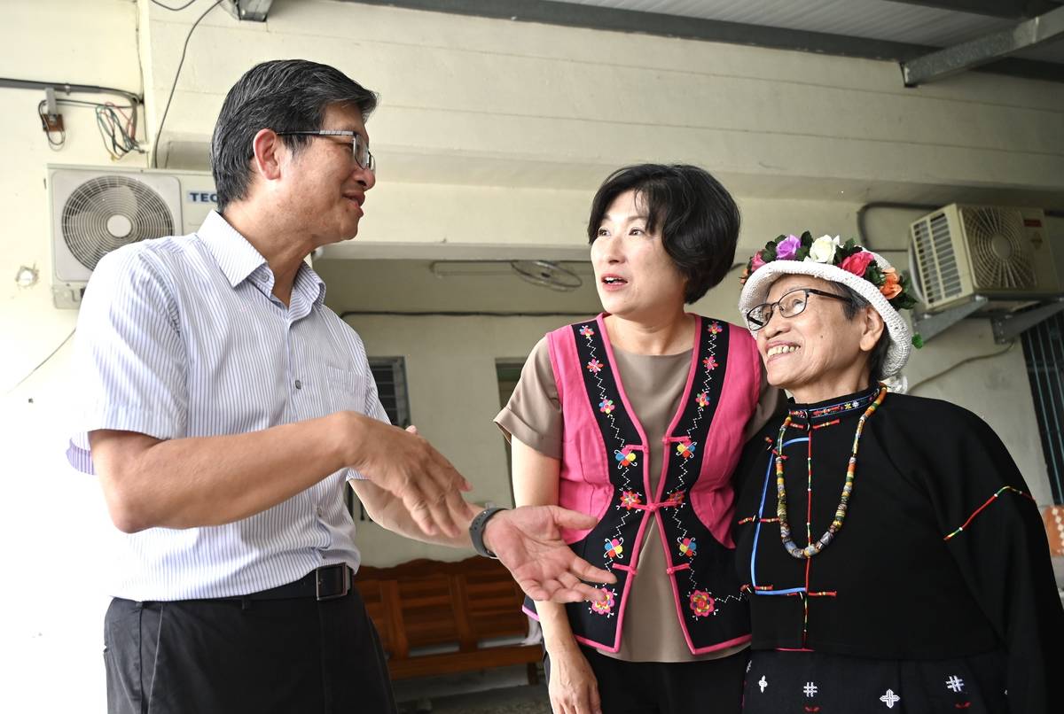 臺東縣政府文化處長李吉崇（左）向饒縣長介紹說，孫菊花老師（右）自61歲起，拜師於普悠瑪部落高春月長老，是目前族內少數仍持續織布且授徒的耆老。