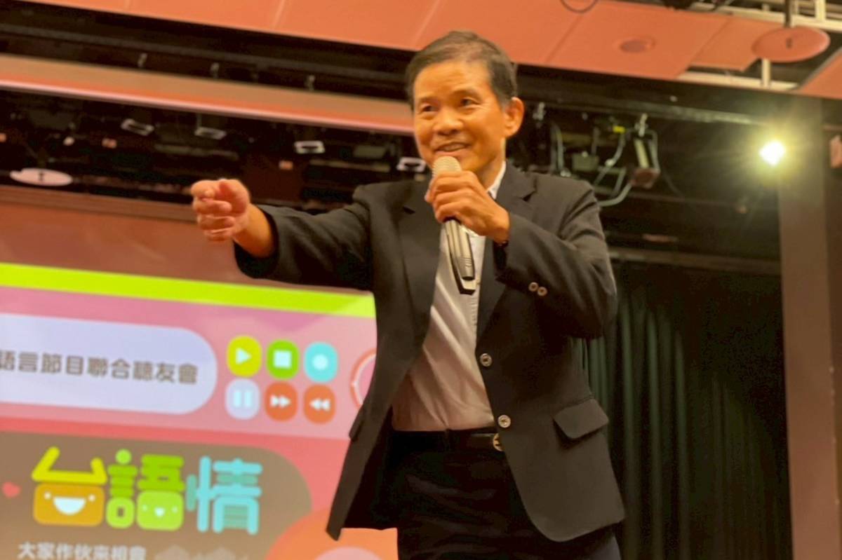 節目主持人洪世昌與聽眾互動