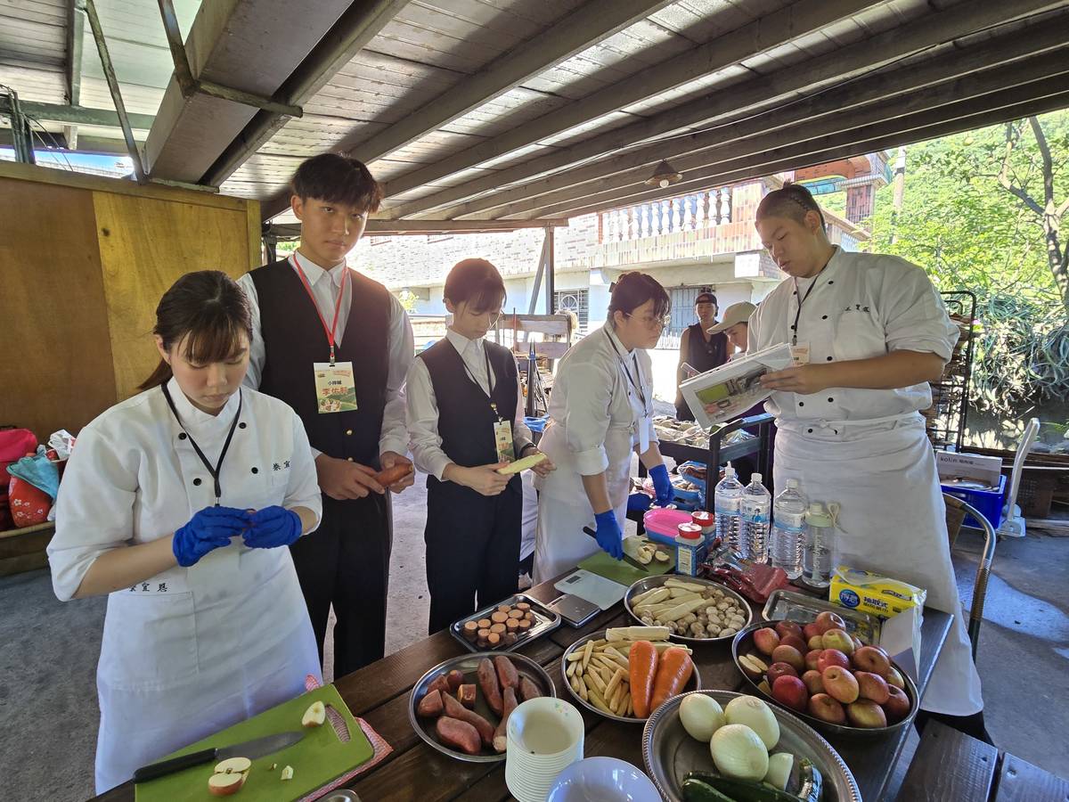 金山高中小主廚進行備料過程 (金山高中提供)