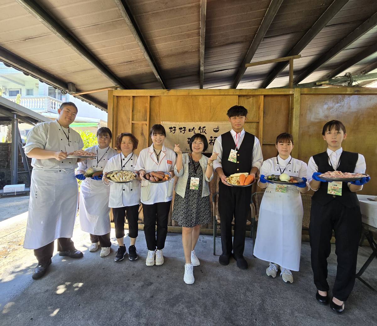 金山高中陳玉桂校長(中右)帶領工作人員及小主廚在地瓜園合影 (金山高中提供)