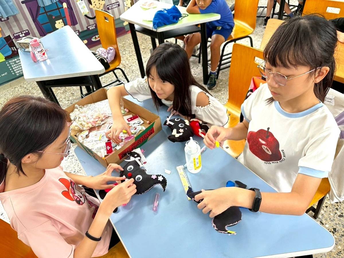 臺南市官田國小-學生發揮創意設計餐廳吉祥玩偶-小菱娃娃