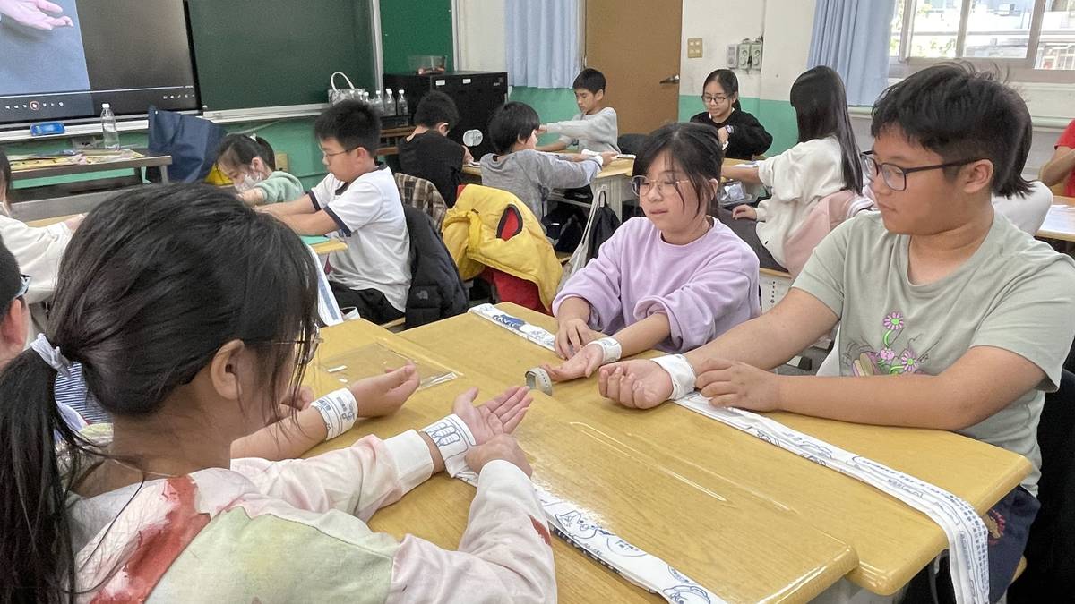 學生進行防災巾簡易手掌包紮製作