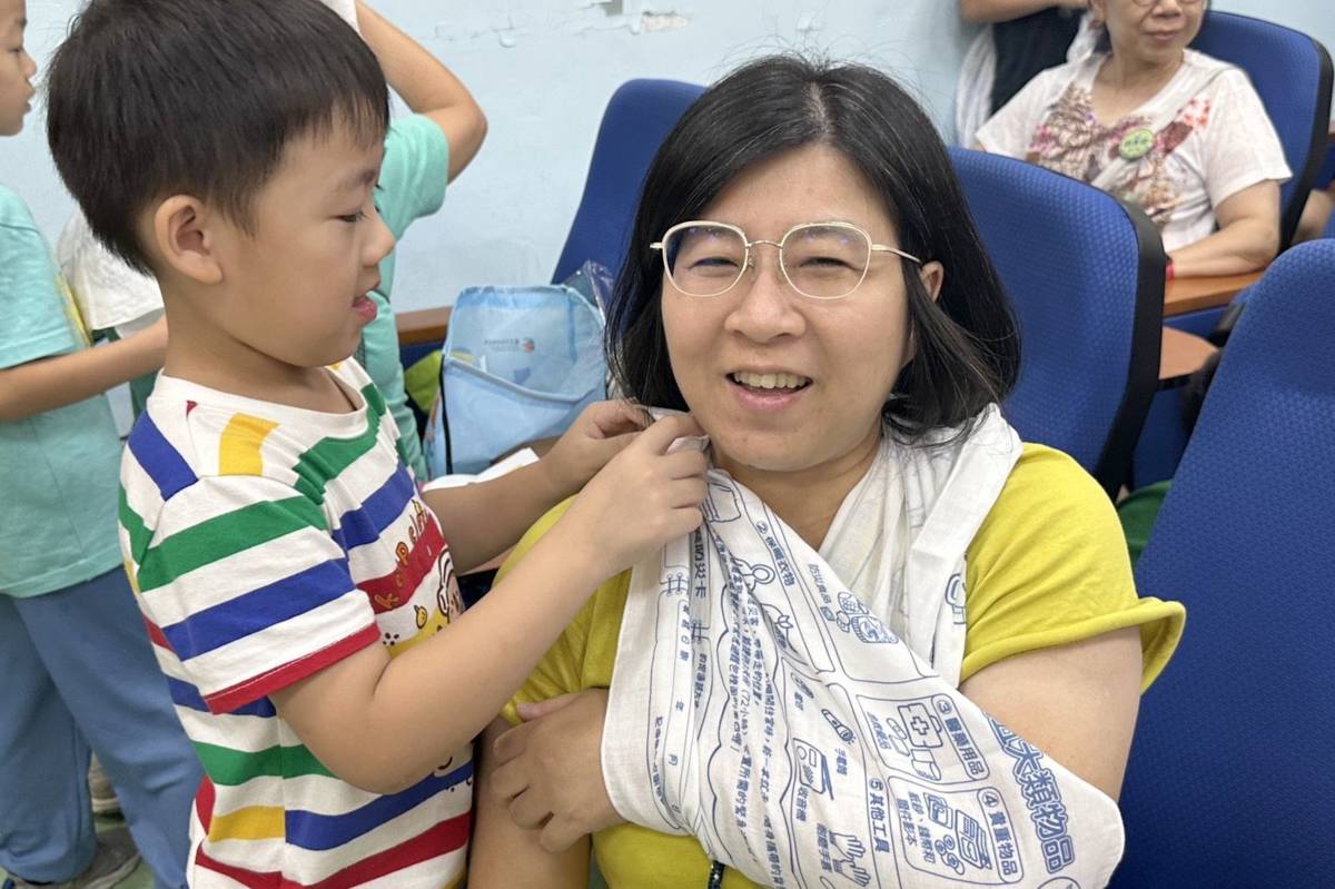 防災巾做為防親子夏令營活動的實作教材