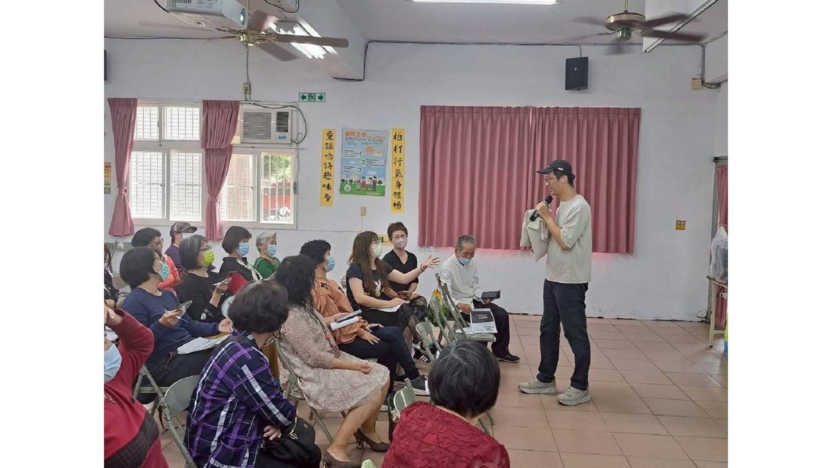 戴家銘幫助社區長輩學會辨識詐騙手法，從常見的電話詐騙到網路陷阱，提升數位辨識能力。