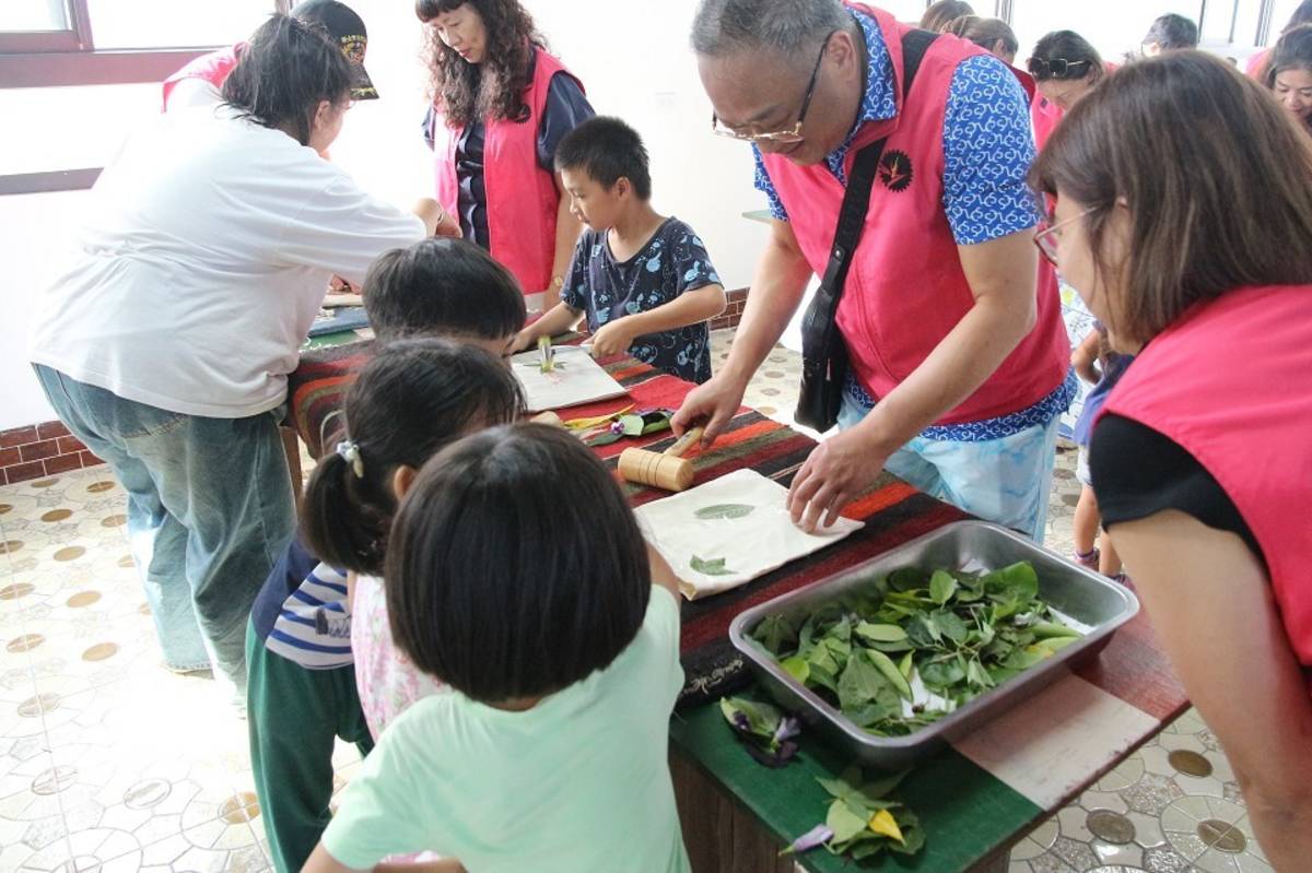 大家一起體驗植物敲染