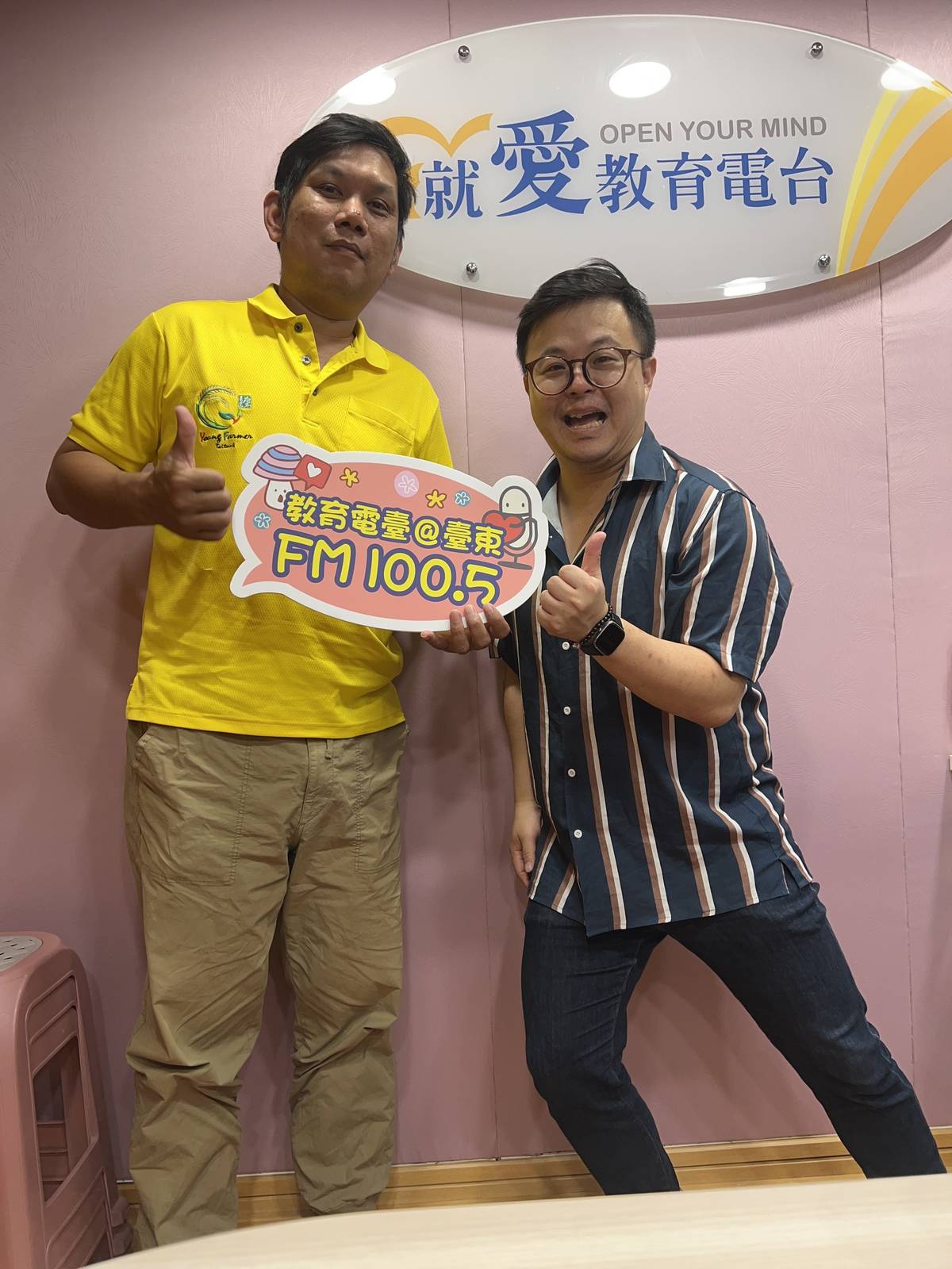青農張勝堯至教育廣播電臺臺東分臺分享種植釋迦的經歷。