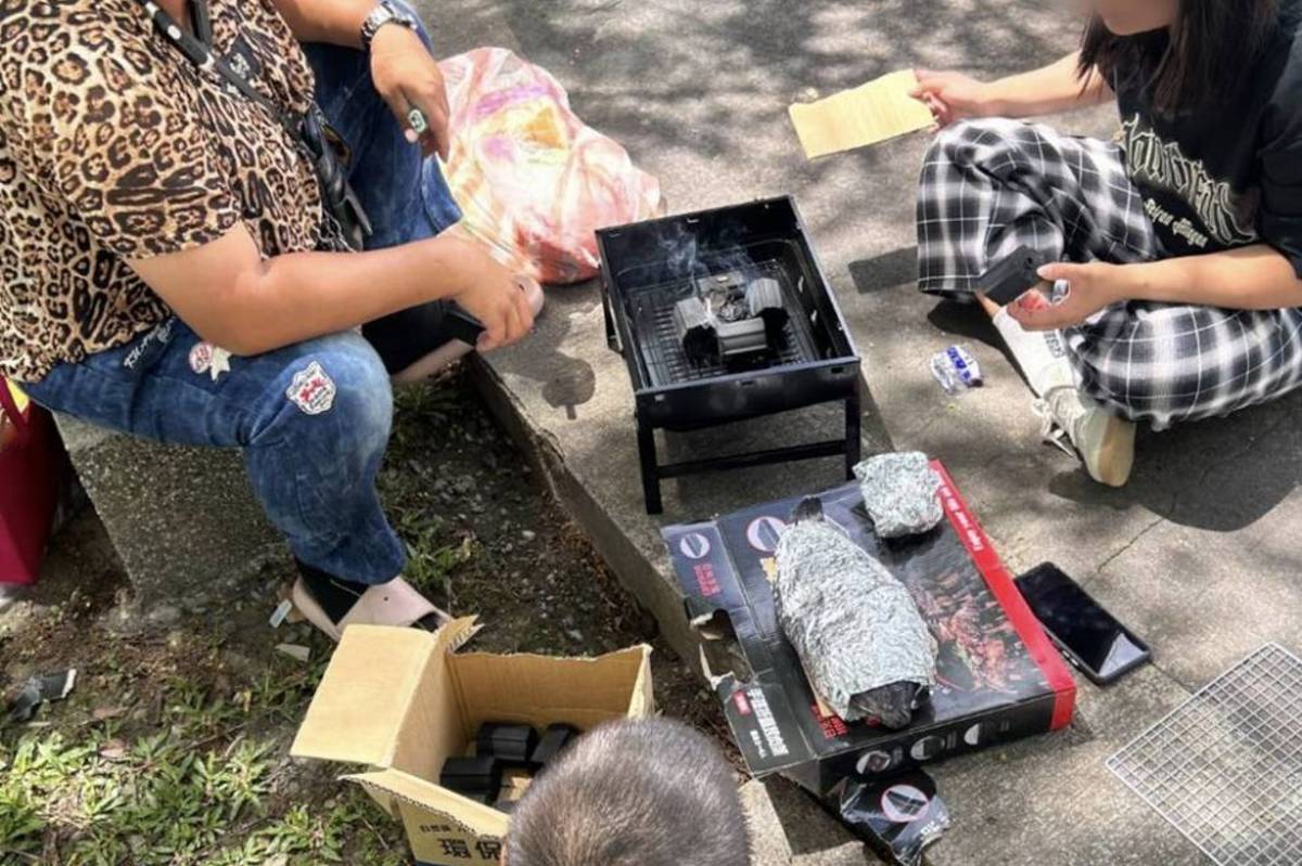 親子一起努力生火