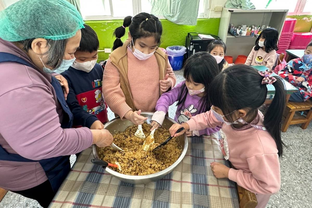 學生學習製作客家傳統米糕