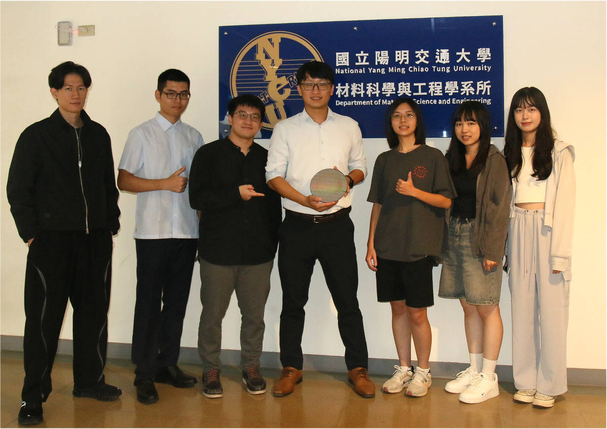 國立陽明交通大學黃彥霖助理教授（左4）領導的研究團隊，成功突破自旋軌道力矩磁阻式隨機存取記憶體（SOT-MRAM）的關鍵材料限制。(國科會提供)