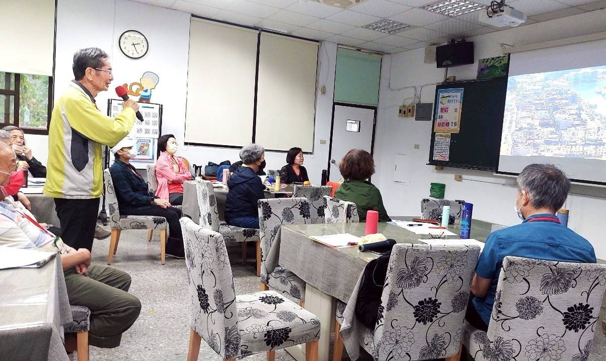 永和樂齡中心學員於歌唱班學習歌唱技巧