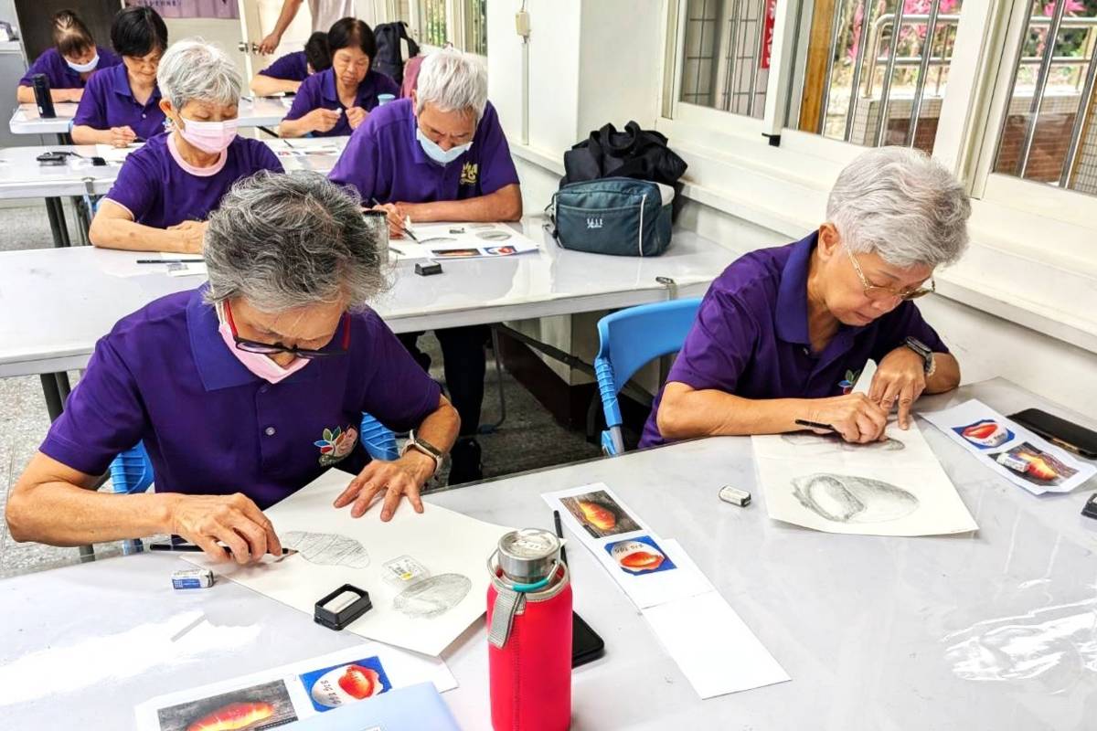 中和樂齡學習中心素描課學員認真臨摹作品
