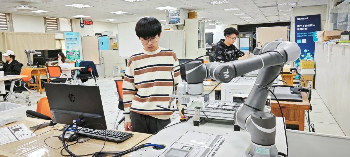 南港高工學生在國際級AI機器人考場練習