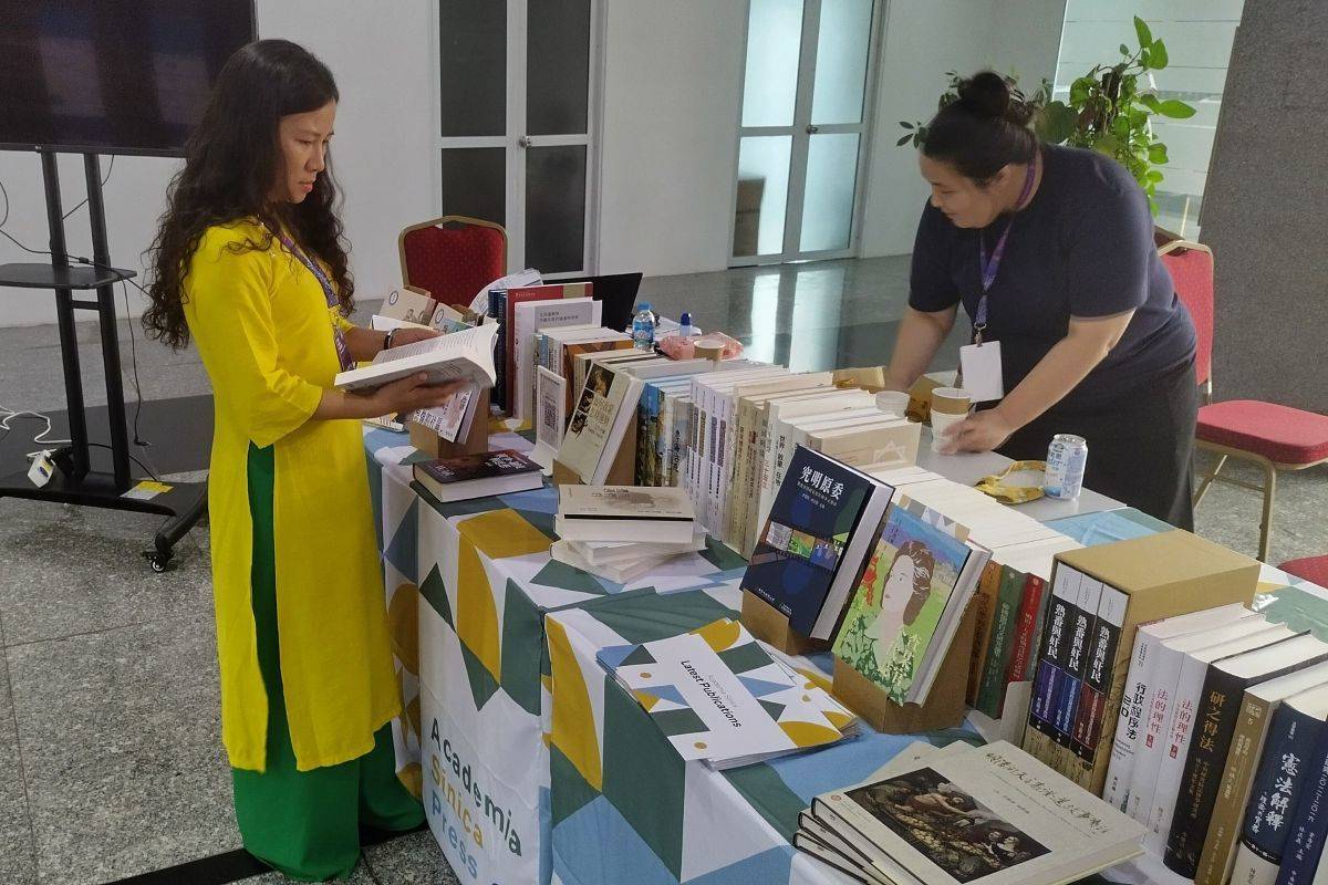 臺越聯合書展於現場陳列數百冊出版品，吸引與會者駐足（圖片提供:中央研究院）