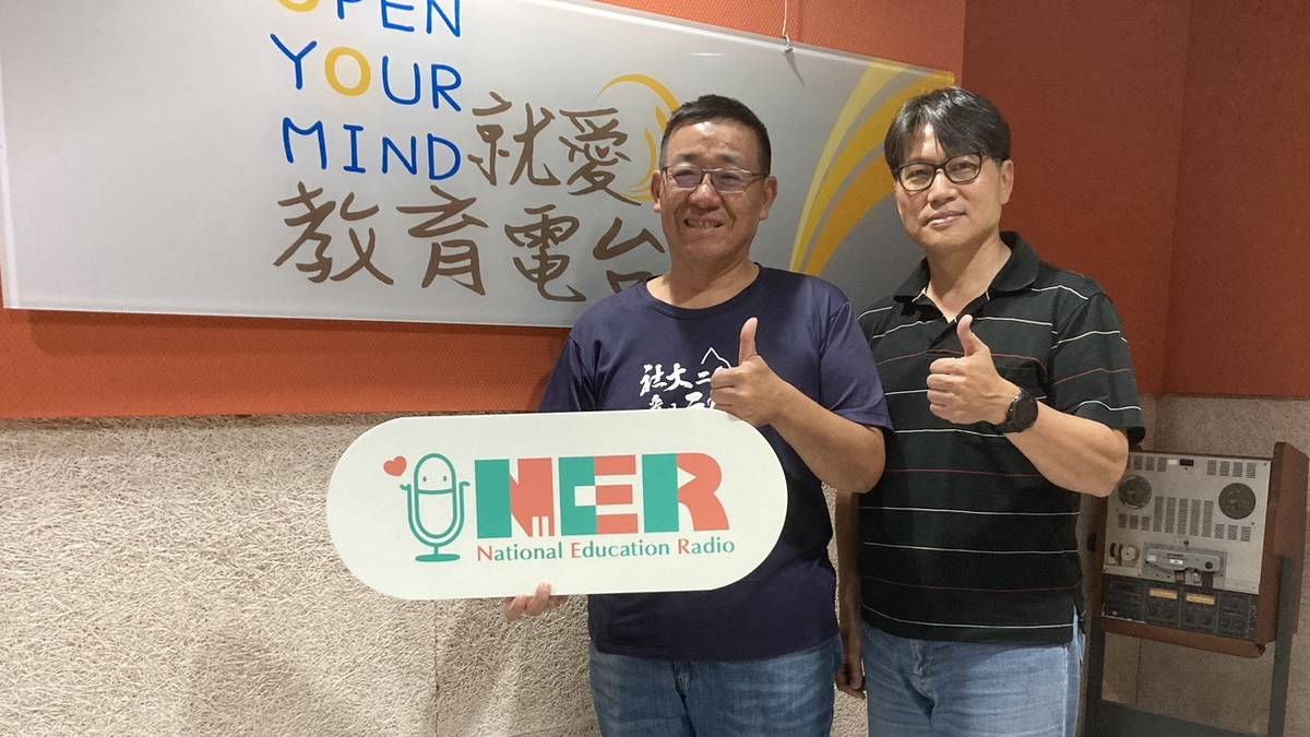 謝日恆校長於電台與主持人合影。