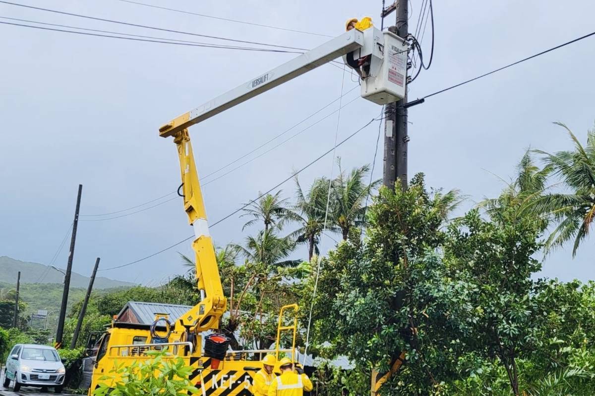 超級強颱樺加沙暴風圈侵襲臺東地區，造成臺東近五千戶停電，臺電 動員121位搶修人員全力搶修。