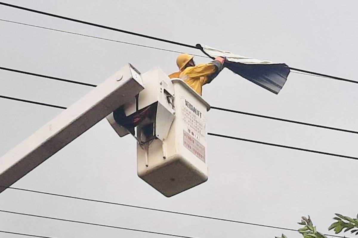 臺電公司臺東區營業處表示，這次造成停電主要原因大多是鐵皮飛落物等壓斷供電設備所致。