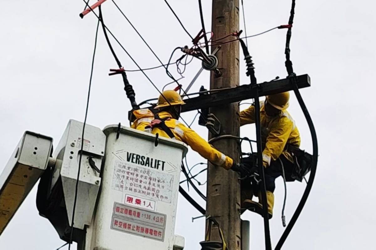 臺電動員121位搶修人員、承攬商20位，升空車、吊臂車及工程車共計61輛，全力進行修復，力拼今晚全部恢復供電。