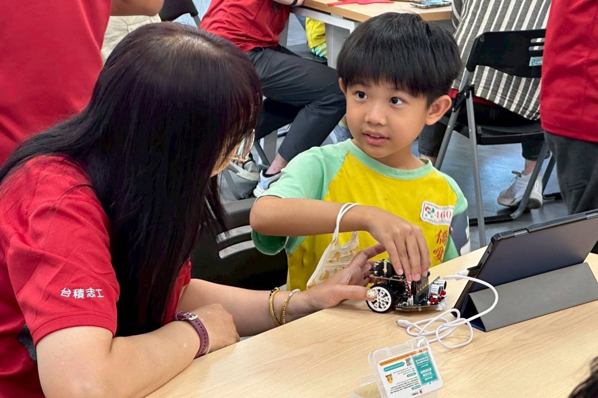 在台積電IT志工到桃園僑愛國小，引導學童操作Microbit，探索程式世界