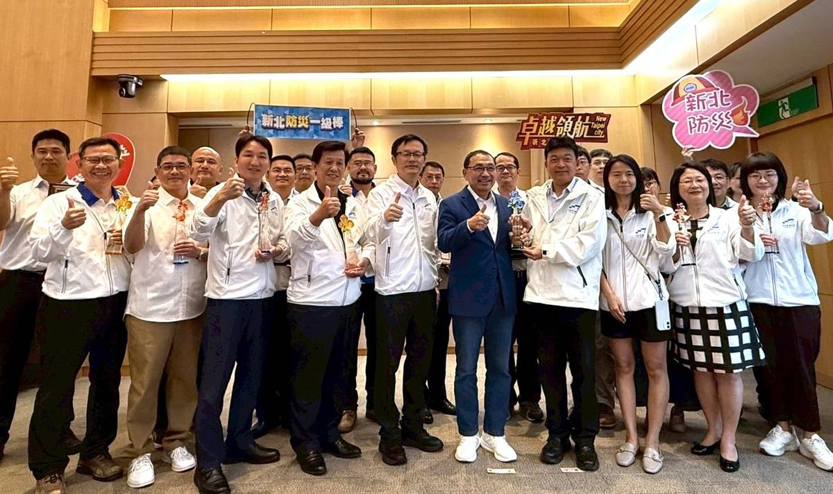 市長與防災績優學校及防災教育有功人員合照