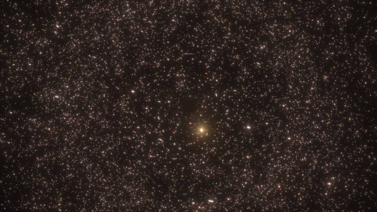 模擬圖顯示恆星被中等質量黑洞撕裂並吞噬，過程中釋放強烈X光，讓隱形的黑洞被天文學家捕捉到。（圖片來源：美國太空總署NASA）