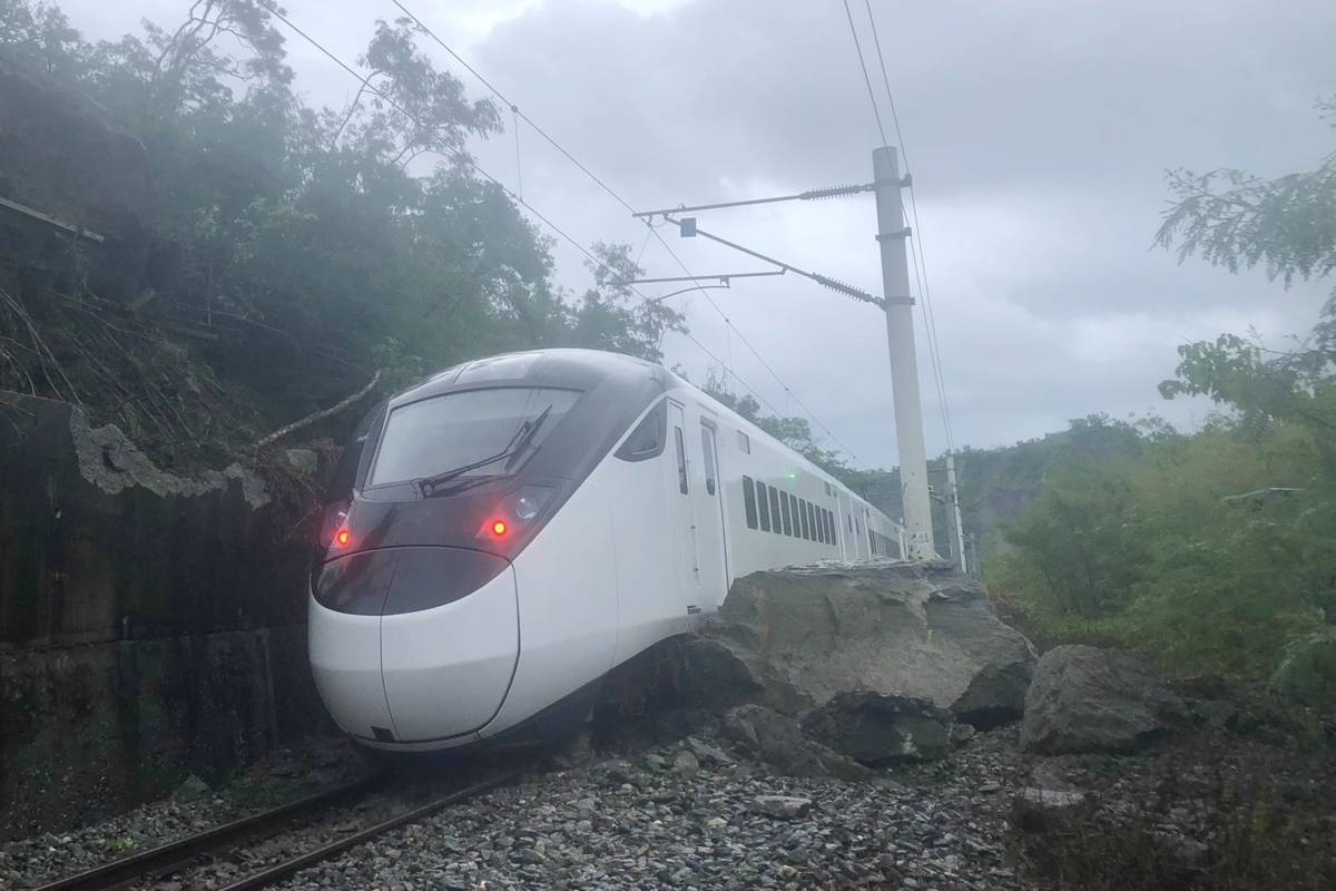 臺東線鹿野到山里間(K146處)有落石掉落，臺鐵公司第423次自強號撞及後，臺鐵已調派其他車輛進行車上旅客接駁。