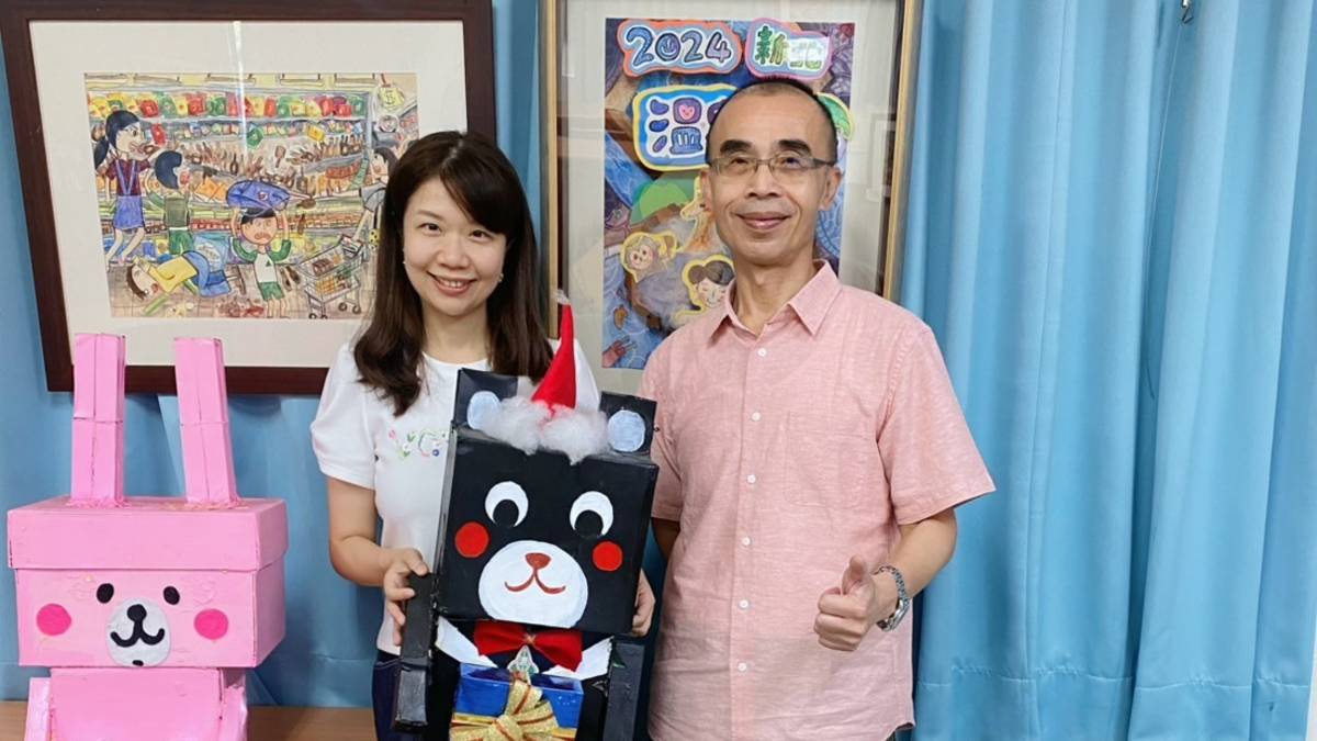 透過14年的教學生涯，林涵容老師(左)用畫筆打開孩子封閉的心靈，也用熱情點亮教育現場。她的故事告訴我們，教育不只是傳授知識，而是啟發孩子的心靈、培養他們的勇氣與創造力。(記者蘇瑞雯拍攝)