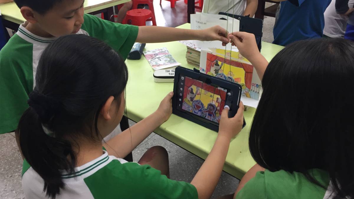 「隧道書裡的新鮮事」藝術課程，透過多層次立體創作，孩子們不僅培養空間思維，更將生活經驗與社會議題融入作品，從森林到地震災後景象，甚至國際新聞事件，都能成為創作靈感。這堂課程讓藝術教育不只是技巧，更是情感與思維的延伸。(林涵容老師提供)