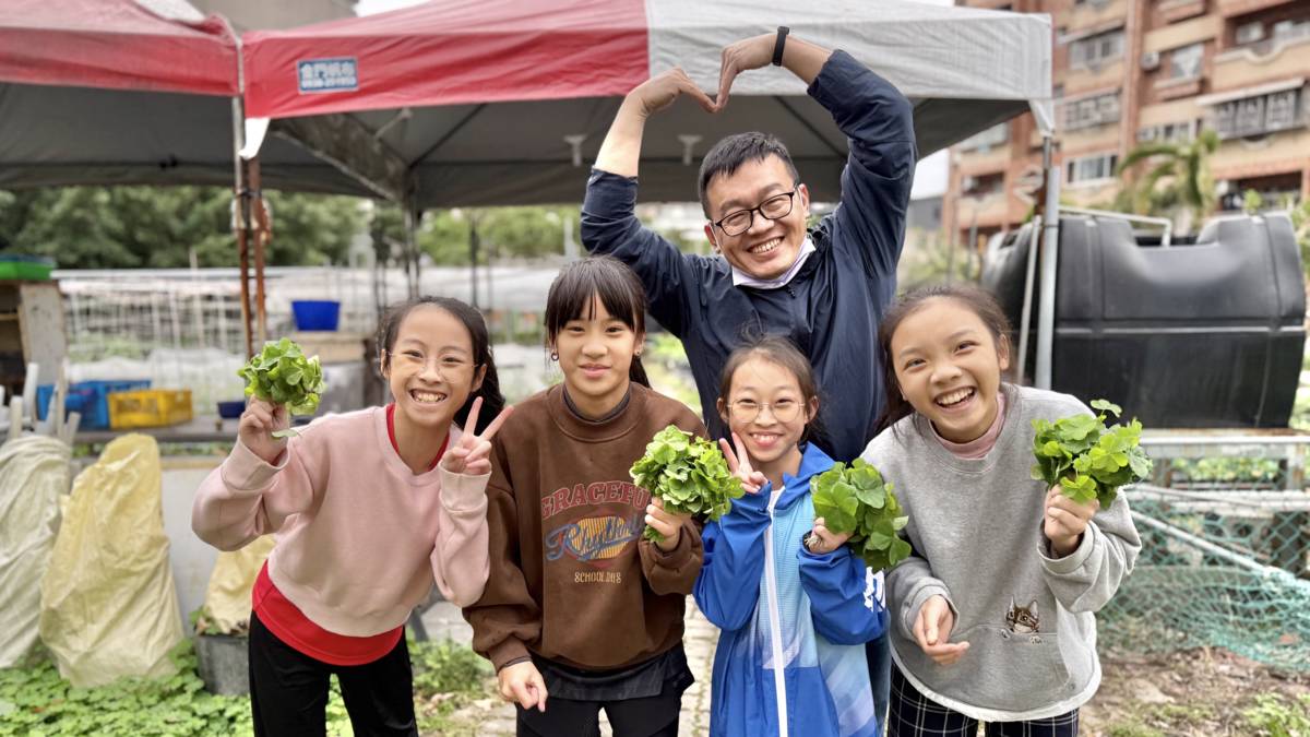 成功國小，李冠霆老師與團隊推動「活力菜園」計畫，把拆除老舊建築後的場地改造成校園農場。這不僅呼應了社會對食農教育的重視，也契合了宜蘭縣飲食自治條例的政策方向。(李冠霆老師提供)