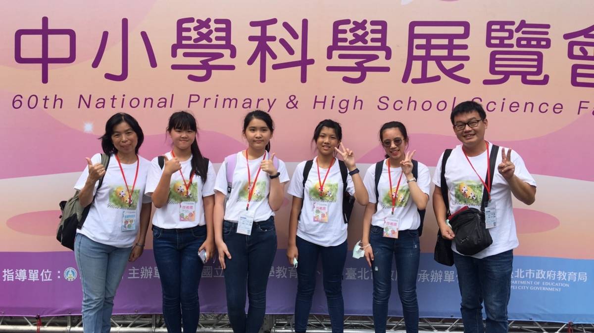 李冠霆老師也帶領學生參與科學展覽，即使身兼行政工作，仍利用假日帶孩子進行田野調查，從觀察蜻蜓幼蟲、黃條葉蚤到瓢蟲取食行為，孩子們在過程中學會系統觀察、記錄與報告，培養了生態意識與科學探究的精神。(李冠霆老師提供)